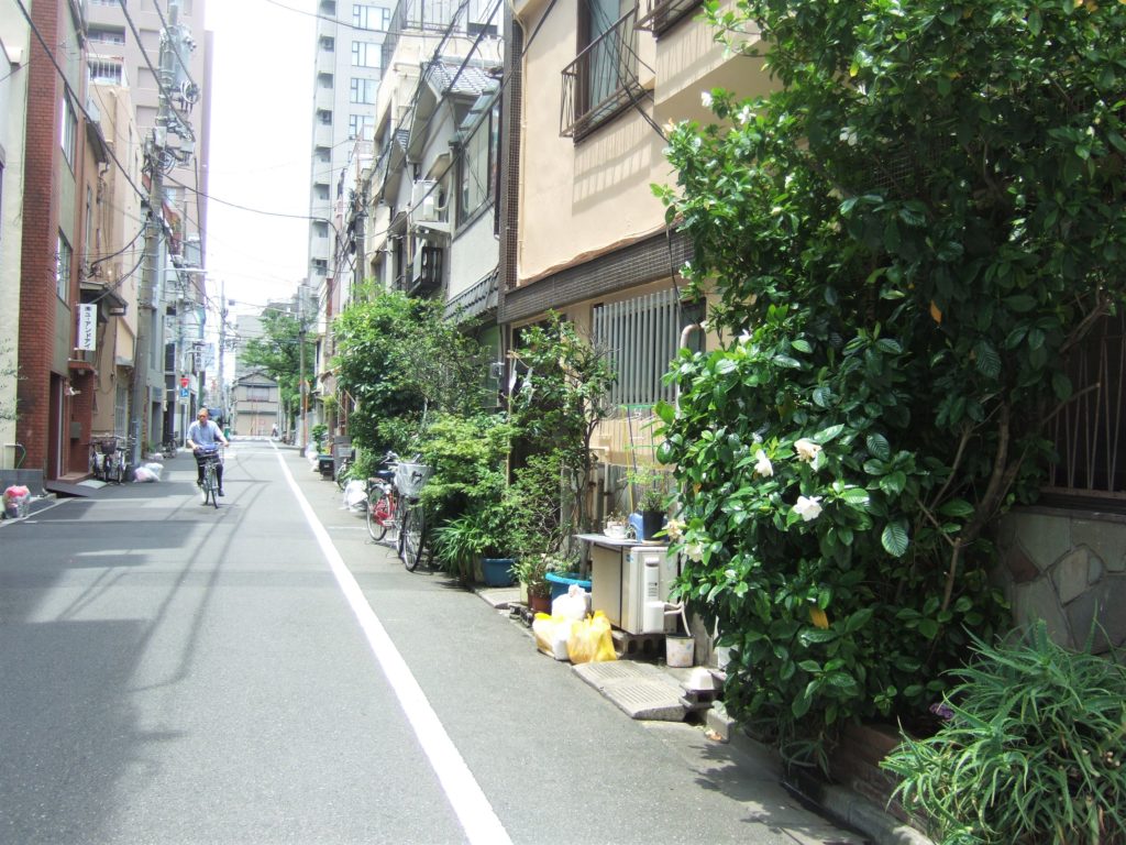 阿部川町の路地の画像。